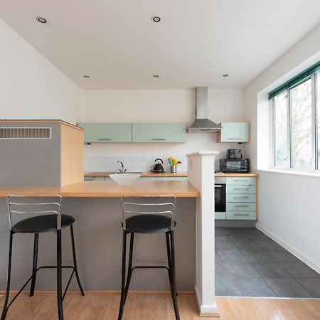 Modern Luxury Apartment By Bow Road Station Londýn Exteriér fotografie